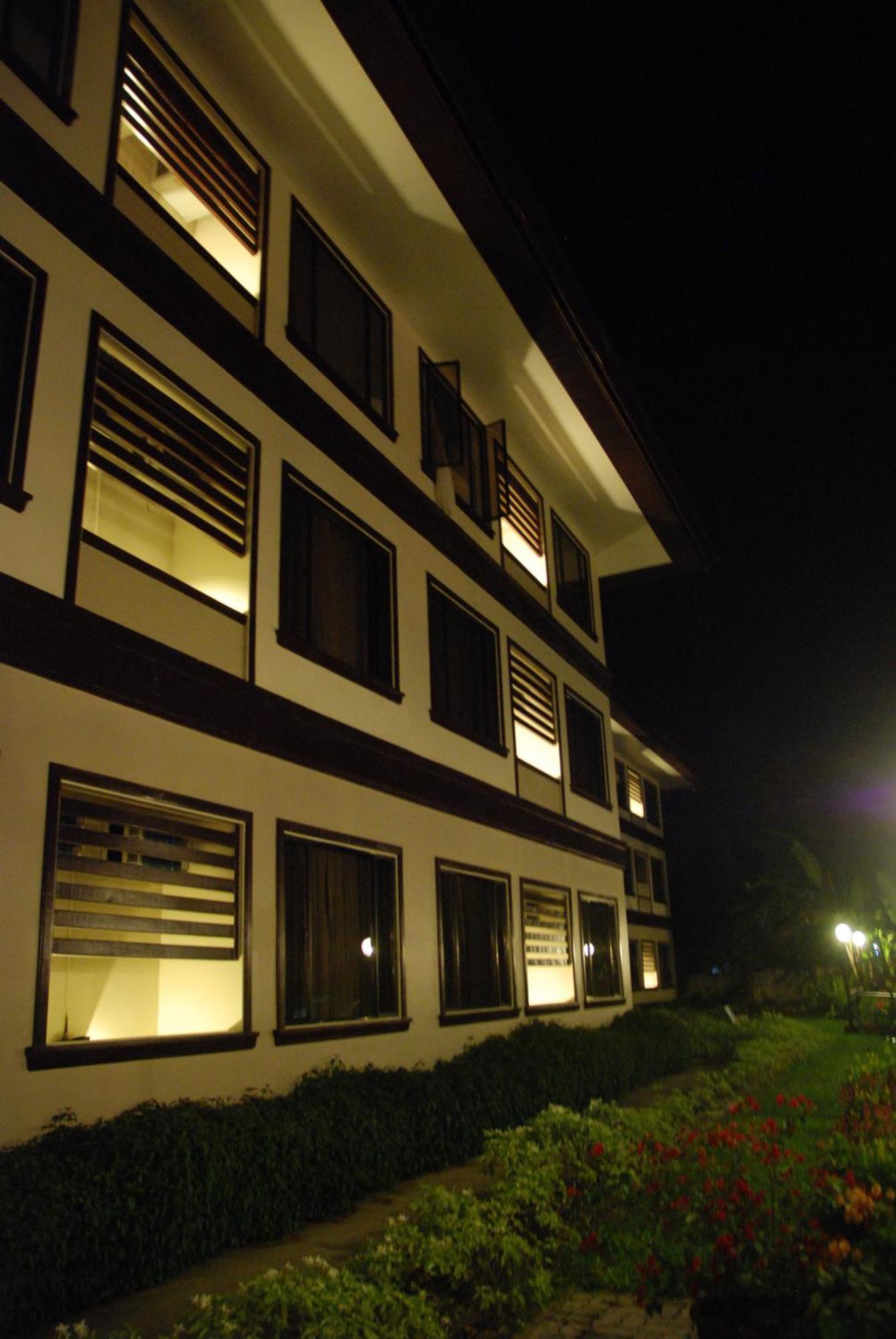 Hotel Tropika Davao Екстер'єр фото