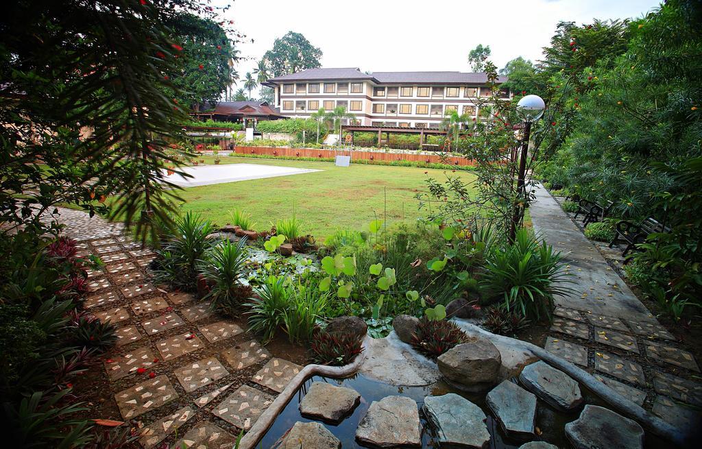 Hotel Tropika Davao Екстер'єр фото