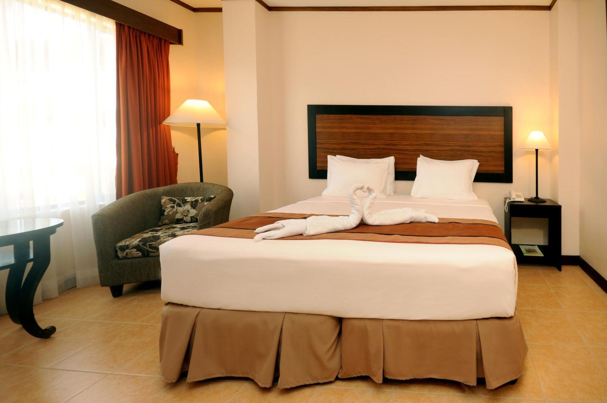 Hotel Tropika Davao Екстер'єр фото