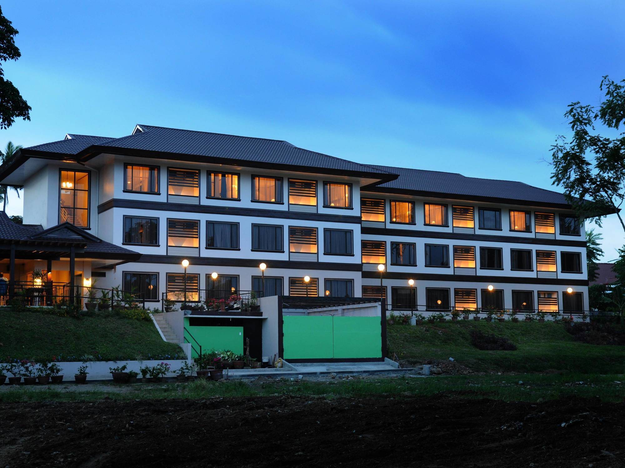 Hotel Tropika Davao Екстер'єр фото