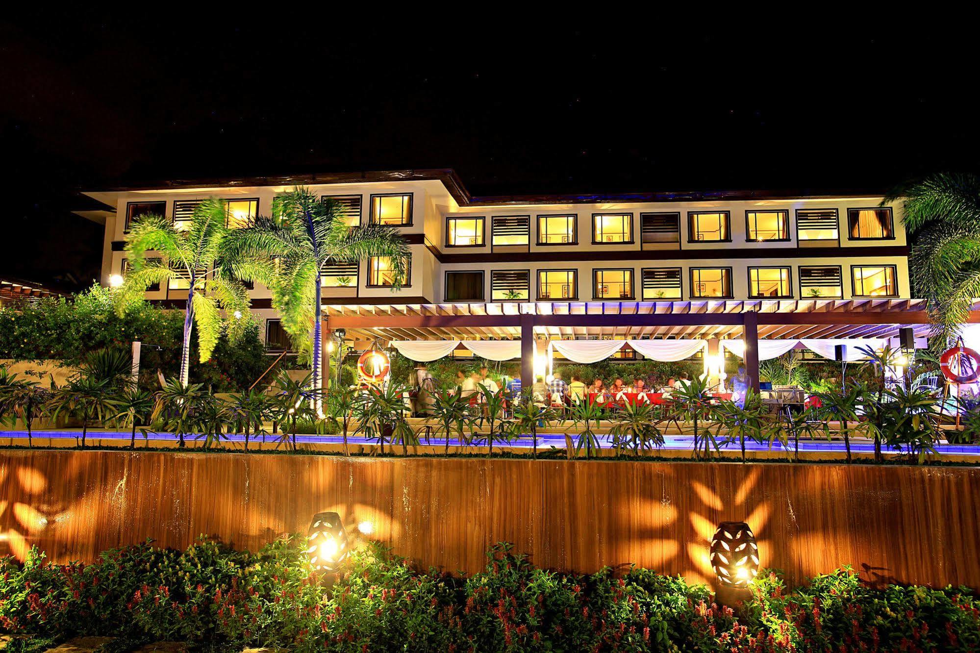Hotel Tropika Davao Екстер'єр фото