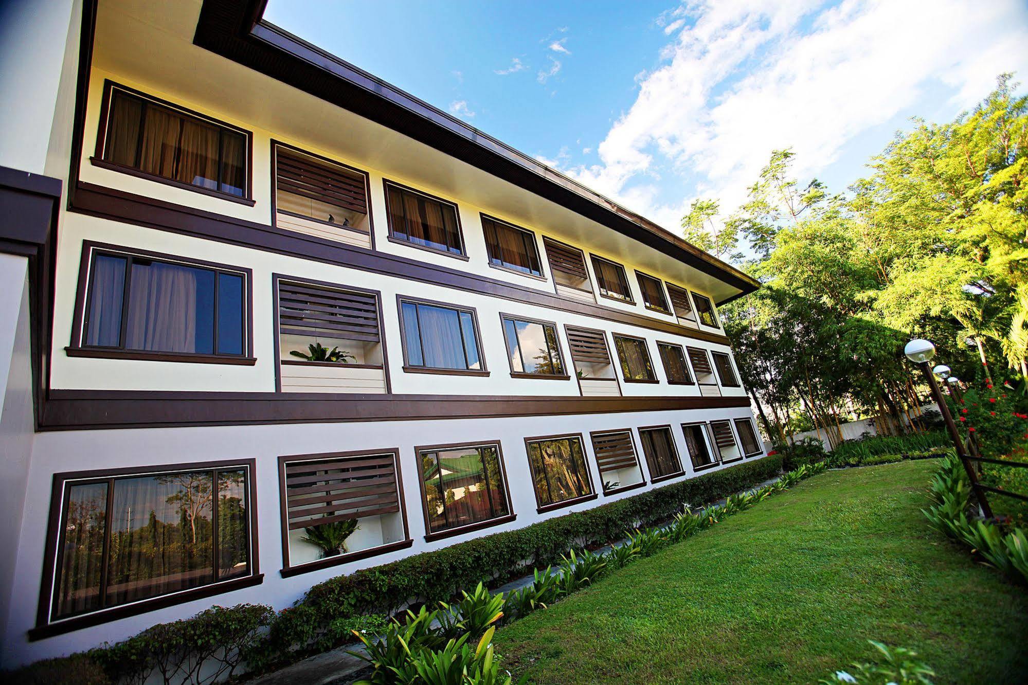 Hotel Tropika Davao Екстер'єр фото
