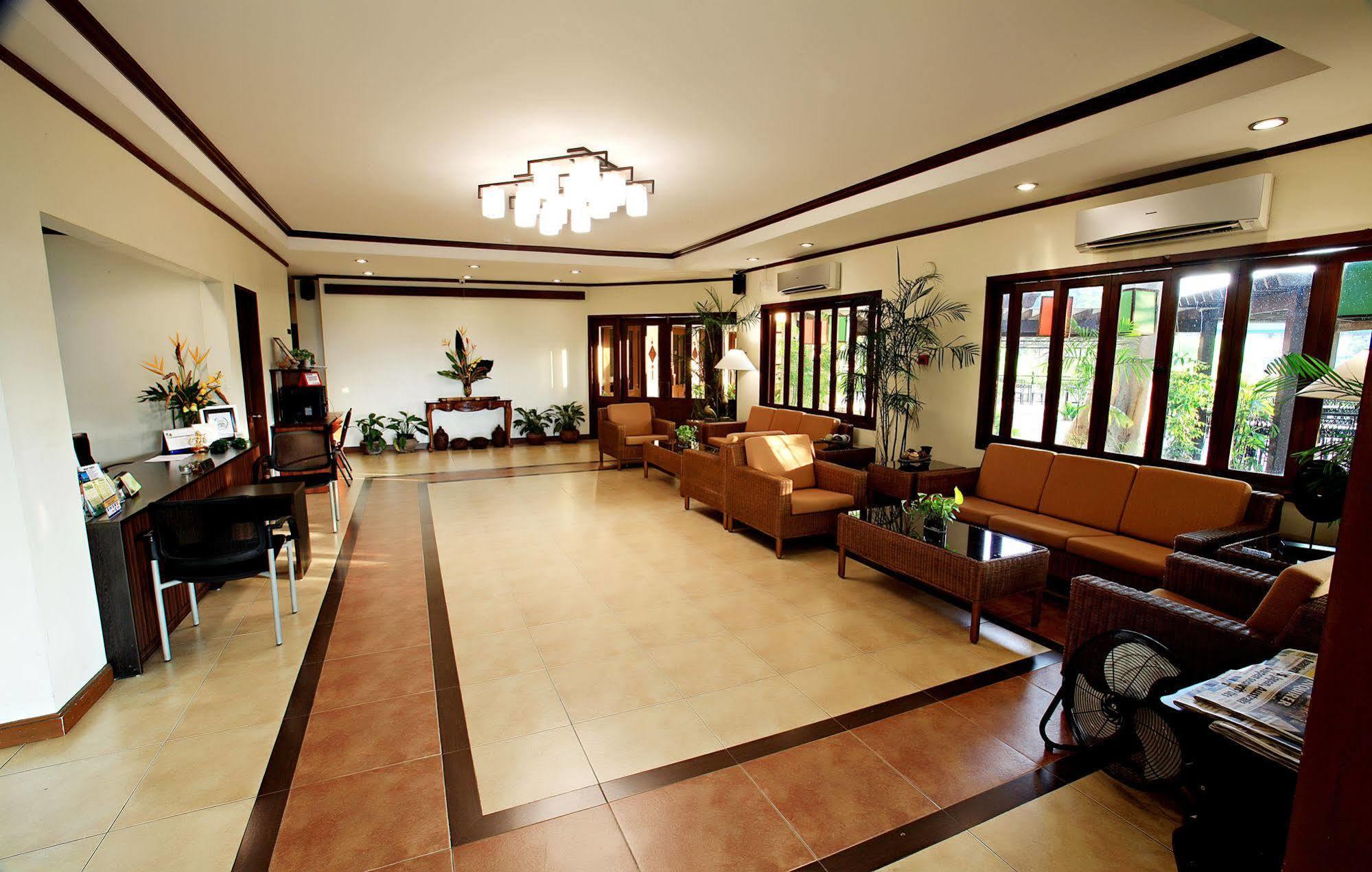 Hotel Tropika Davao Екстер'єр фото