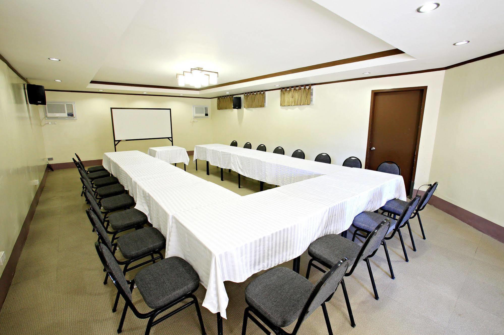Hotel Tropika Davao Екстер'єр фото