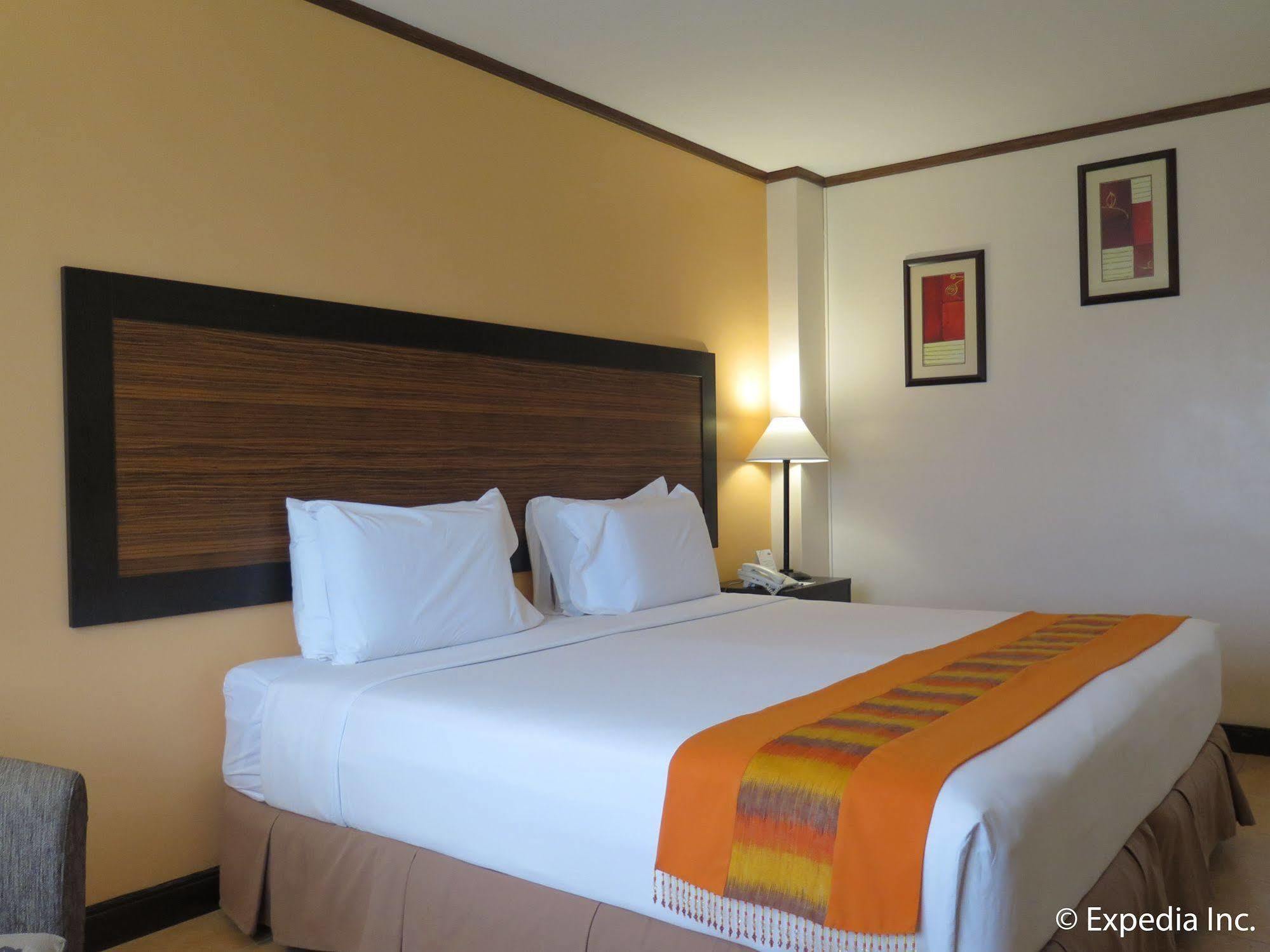 Hotel Tropika Davao Екстер'єр фото