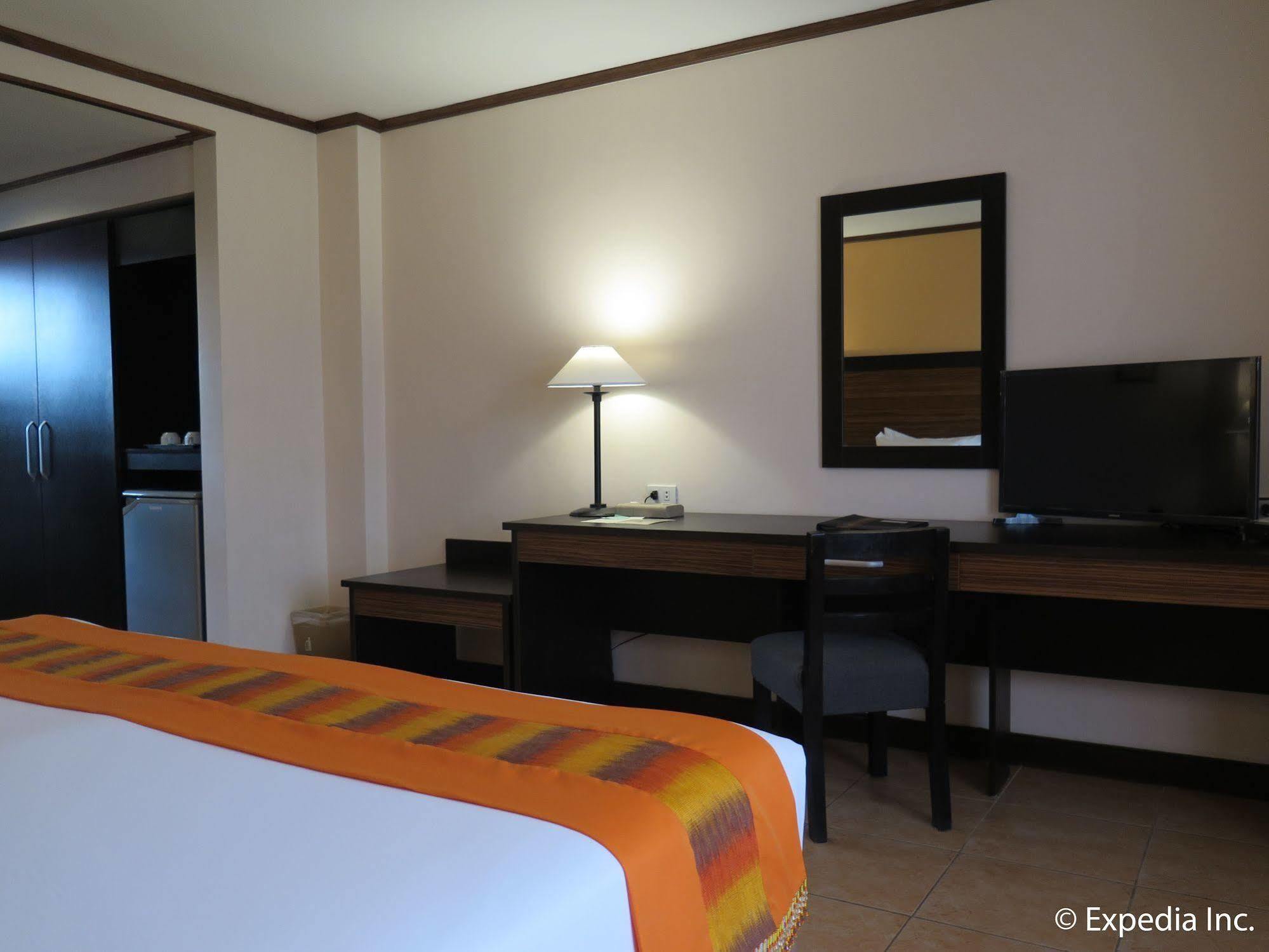 Hotel Tropika Davao Екстер'єр фото
