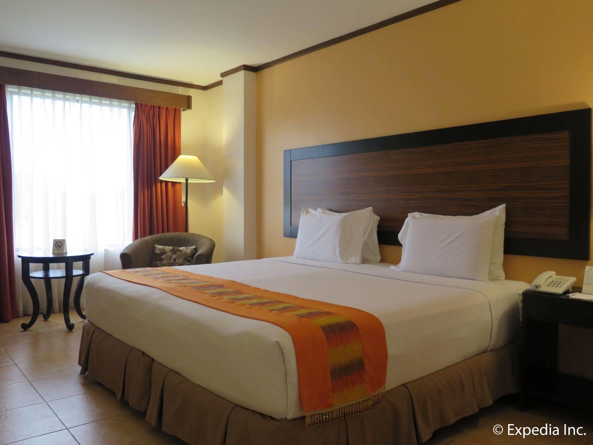 Hotel Tropika Davao Екстер'єр фото