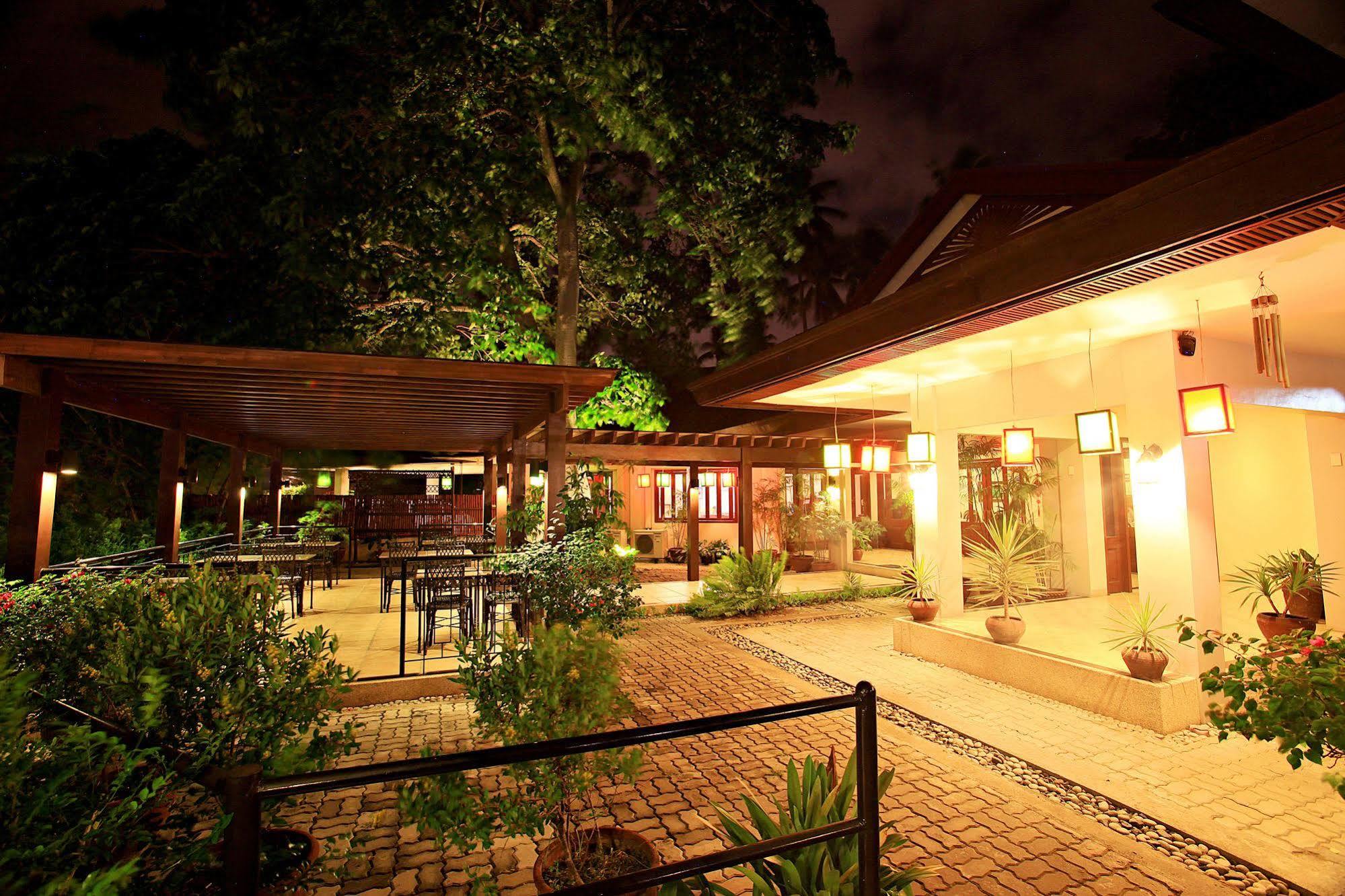 Hotel Tropika Davao Екстер'єр фото