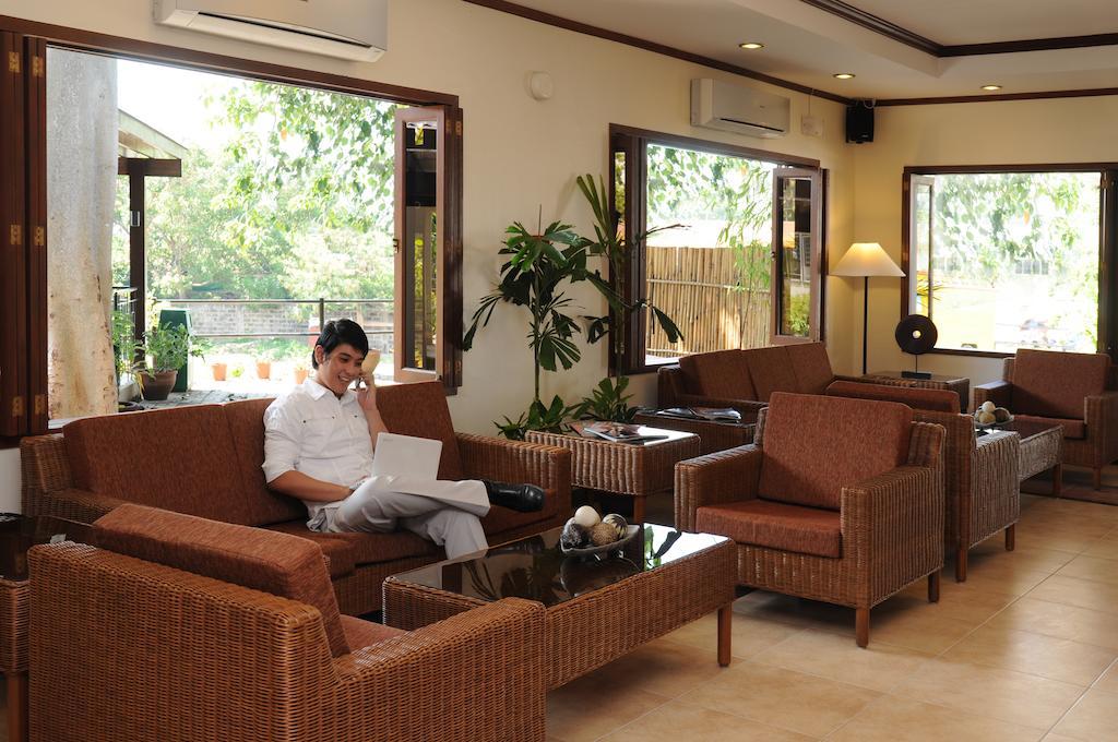 Hotel Tropika Davao Екстер'єр фото
